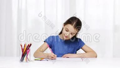 快乐的女孩在家用彩色铅笔画画